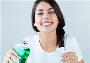 المشروبات الغازية والحمضية قد تسبب تآكل الأسنان.. هكذا تحميها