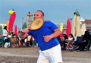 بالصور- كرة شاطئية وألعاب من القرن السابع عشر..  الصيف ينعش شواطئ بورسعيد