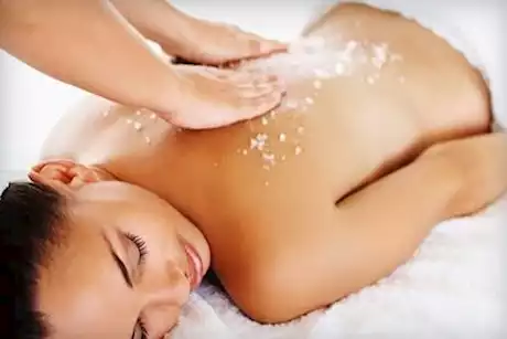 أهمية تقشير الجسم كل فترة.. تعرف عليها