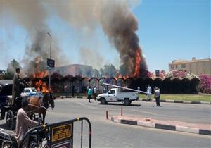 بالصور- حريق هائل في موقف لعربات الحنطور بالأقصر