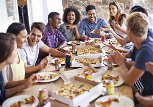 فوائد نفسية لتناول الطعام في مجموعات.. تعرف عليها