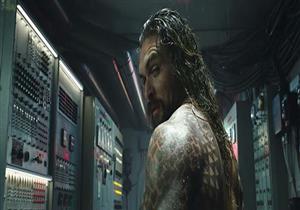 بالفيديو والصور..جيسون موموا يتواصل مع أسماك القرش بالإعلان الدعائي الأول لفيلم "Aquaman" 