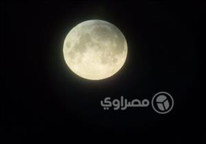 "الخسوف الأطول": القمر يبدأ الدخول لمنطقة شبه ظل الأرض (صور)