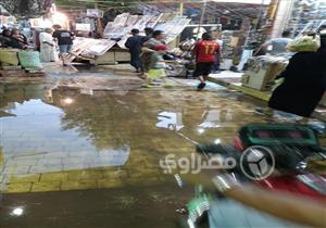 بالصور .. السياح يتجاوزن البرك علي أحجار .. مياه الصرف الصحي تغرق شارع السوق السياحي في الأقصر