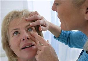 هل يسبب انشقاق الشبكية مشكلة في العين؟
