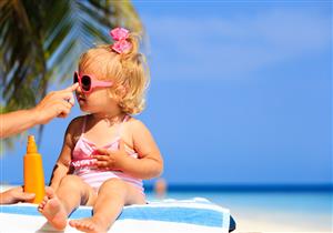 للحفاظ على صحته.. دليلك لرعاية طفلك على الشاطئ 