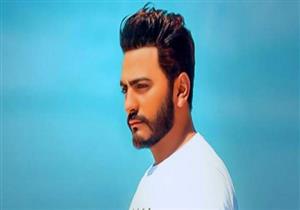 بالفيديو.. عروسان يحتفلان بعيد ميلاد تامر حسني في حفل زفافهما