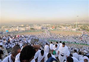 الحجاج يؤدون صلاتي الظهر والعصر جمعا وقصرا بمشعر عرفات