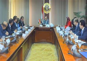 وزير الصناعة: الحكومة تعمل على مواءمة قوانين العمل مع التشريعات الدولية