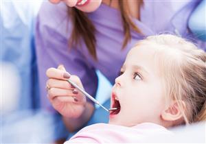 هل يؤذي طفلك أسنانه بوضع إصبعه في فمه؟
