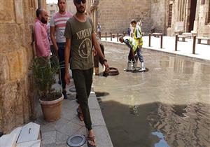 "الآثار": تطهير بالوعات الصرف الصحي في شارع المعز