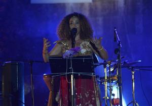 بالصور.. غالية بن على تغني مع ابنتها في مهرجان القلعة