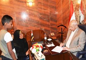 بالصور.. محافظ أسوان يستمع لمشاكل وطلبات 83 مواطنًا في لقائه الجماهيري الأسبوعي