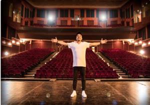 صورة:  هنيدي ينشر صورته على خشبة المسرح ويعلق : ما أحلى الرجوع إليه