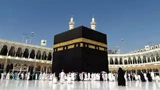شاب يسحب ورقة والدته في قرعة الحج.. ورد فعله يُذهل الجميع (فيديو)