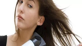   7 أضرار يسببها استخدام مجفف الشعر يوميا