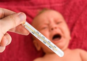 كيف تتعاملين مع ارتفاع درجة حرارة الطفل بعد التطعيم؟