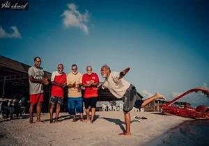 تفاصيل "فوتوسيشن" لمصور شاب مع 5 من كبار السن في مطروح