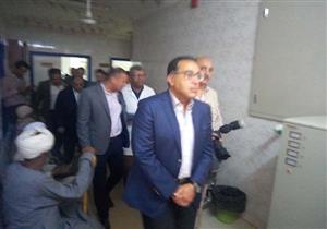 رئيس الوزراء يطمئن على المرضى بمستشفى قنا العام ويهديهم الورد (صور)