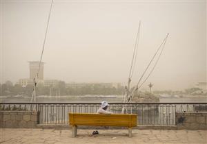 بالصور.. عاصفة ترابية تضرب أسوان