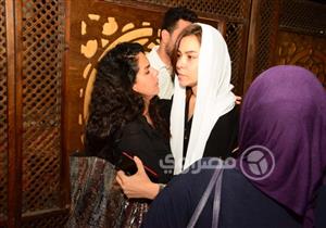 بالصور ..سلوى محمد على ودنيا عبد العزيز  أول الحضور في عزاء والدة الفنانة ألفت عمر 
