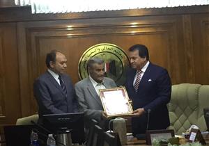  وزير التعليم العالي يرأس اجتماع مجلس مركز بحوث الفلزات- صور