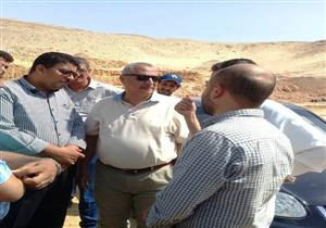 بالصور- سكرتير عام سوهاج يتفقد مخرات السيول بساقلتة ودار السلام