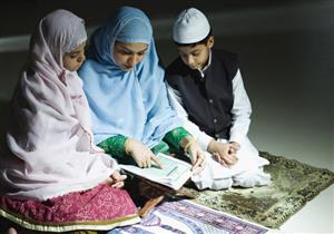 داعية بالأوقاف: لا يجوز للابن رؤية أمه بملابس النوم.. ولا للبنت الجلوس على حجر أبيها