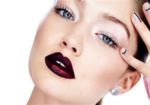 لا تجربيه على يدك.. 7 نصائح لاختيار موفق لأحمر الشفاه