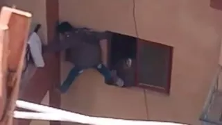 قرار عاجل من النيابة بشأن "طفل البلكونة" ضحية الضرب من والده بالعاشر