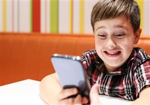 هل نقلق من استخدام الأطفال الهواتف الذكية والكمبيوتر؟