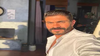 خالد سليم وزوجته بإطلالة جذابة في خامس أيام المهرجان 