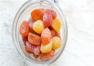 تسبب مشكلات صحية.. طبيب يكشف أضرار الفيتامينات الملونة على الأطفال