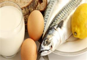 لا تزيد الأعراض.. طبيب يكشف تأثير البيض والسمك على المصابين بالبرد