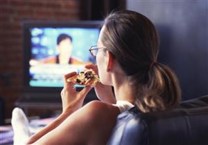 أبرزها تناول الطعام أمام التليفزيون.. 6 عادات خاطئة تسبب زيادة الوزن (صور)