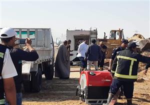 بحيرات على جوانب الطرق.. "الدفاع المدني" يزيل آثار السيول في السويس -صور