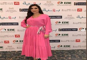 بإطلالة وردية.. نسرين طافش تتسلم تكريمها من "بهية"