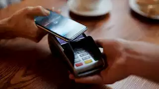  شركات المحمول الأربعة تتيح الدفع بخاصية "Apple Pay".. تعرف على التفاصيل