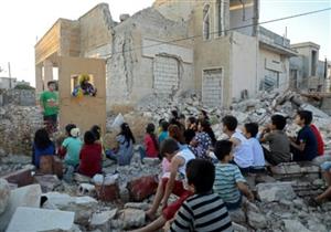 مسرح دُمى متنقل يمنح أطفال إدلب مُتنفسًا بعيدًا عن أجواء الحرب