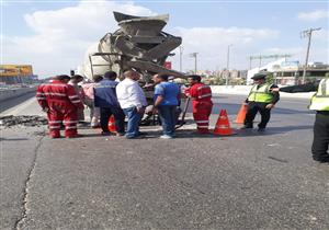 منعا لوقوع حوادث.. المرور تدفع بالخدمات بعد رصد حفرة أعلى دائري المنيب(صور)