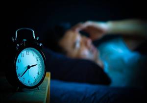 لماذا يعاني البعض من صعوبة النوم بالرغم من النعاس؟