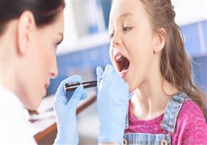 أبرزها آلام الأذن.. 10 علامات تكشف إصابة طفلِك بالتهاب اللوزتين (إنفوجراف)