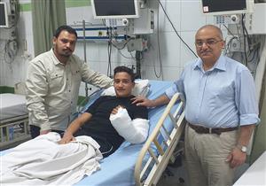 رئيس جامعة أسيوط يتابع حالة مريض بعد إعادة يده المبتورة إلى مكانها