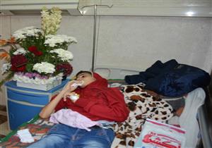 بالصور.. محافظ الدقهلية يوزع الزهور على المرضى خلال جولة بالمستشفيات