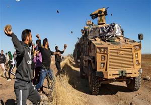 متظاهرون أكراد يرشقون مركبة تركية بالحجارة في الحسكة السورية (صور)