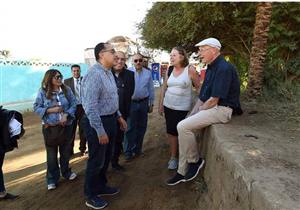 رئيس الوزراء يتجول بشوارع قرية غرب سهيل ويجرى حوارا مع الباعة والسائحين