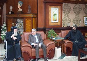 بالصور.. محافظ المنيا يستقبل أسقف بني مزار بالديوان العام