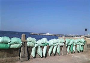 بالصور- سواتر رملية لحماية كورنيش الإسكندرية من نوة "الفيضة الصغرى" 
