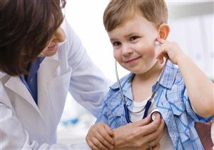 طفلك مريض ولكن.. متى تحتاجين إلى استشارة الطبيب؟ (فيديوجرافيك)