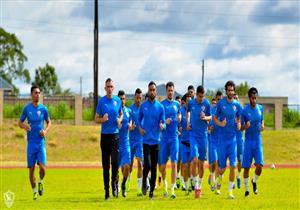 رئيس بعثة الزمالك يكشف كواليس فقدان حقيبة الأحذية.. ويصرح: يجب فك السحر